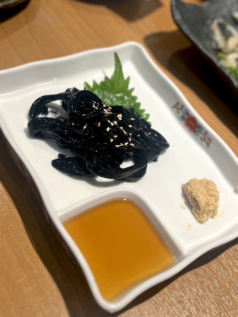 makkuroda's tweet photo. 【#イカそうめんBLACK】大阪市中央区船場中央「#大衆酒場華の金曜日」さんhttps://t.co/5Css8jXR5Z の逸品。イカそうめんは墨入りのブラック!甘みとイカ墨の旨み、これが美味しいんです。 #イカスミ #squidink https://t.co/bgivYlW42g