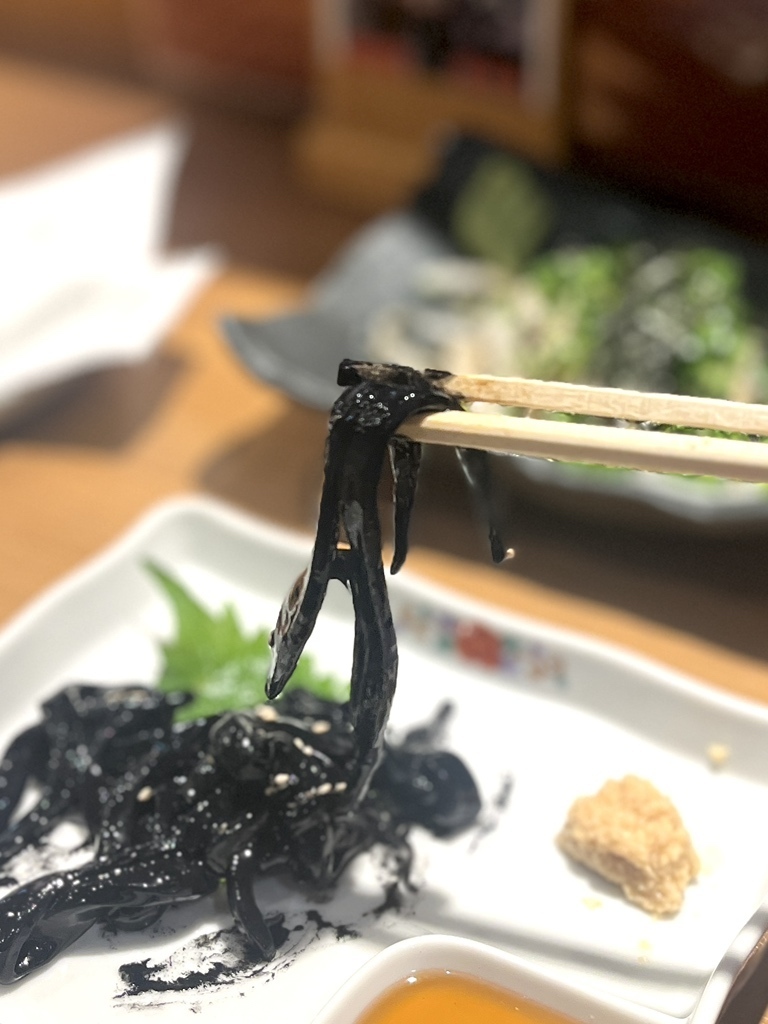 makkuroda's tweet photo. 【#イカそうめんBLACK】大阪市中央区船場中央「#大衆酒場華の金曜日」さんhttps://t.co/5Css8jXR5Z の逸品。イカそうめんは墨入りのブラック!甘みとイカ墨の旨み、これが美味しいんです。 #イカスミ #squidink https://t.co/bgivYlW42g