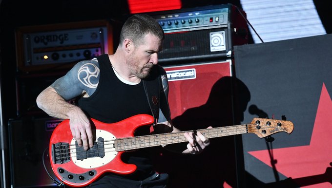 MaxxGhe's tweet image. 26/02/1968.
Nasce a Irvine, in California, Tim Commerford, bassista dei Rage Against The Machine e Audioslave.
Killing In The Name: youtu.be/T8XiUrpn6u4
Bulls On Parade: youtu.be/46ubFgAwKlU
Cochise: youtu.be/qzAUfGRUafg
#TimCommerford #RATM #Audioslave