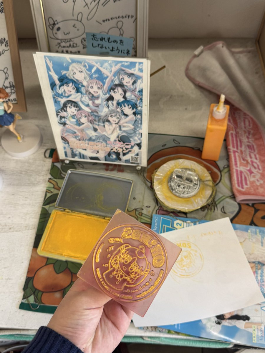 SuwaTomoe's tweet photo. 今日は沼津内浦の　OH！MOS 
@OHMOS_Nansun さんに
お邪魔しました

プレゼントに
自分で描いた千歌ちゃんのハンコを差し上げました

もし気に入ってくださったら
ぜひここへいらしてください！
ありがとうございます！

ここのみかん🍊はとても美味しいですよ https://t.co/qMGLh5LRri