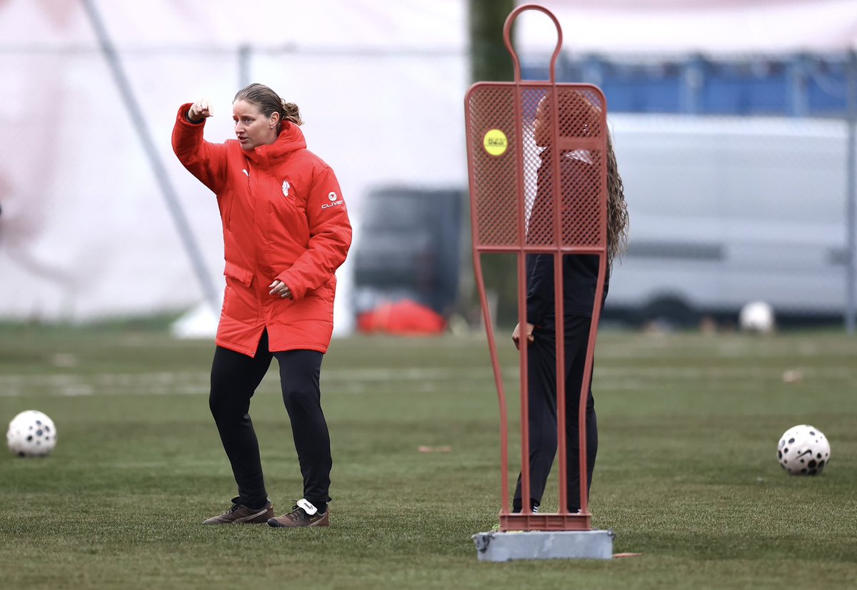 Suzie_B_3's tweet image. Just another day on the training pitch of @acmilan 🔴⚫️ 
Where details make the difference.
Where intensity is the norm.
Where the bar keeps getting higher every day 📈⚽️🔥

#workday #coachlife #footballtraining #playerdevelopment #detailmatters
