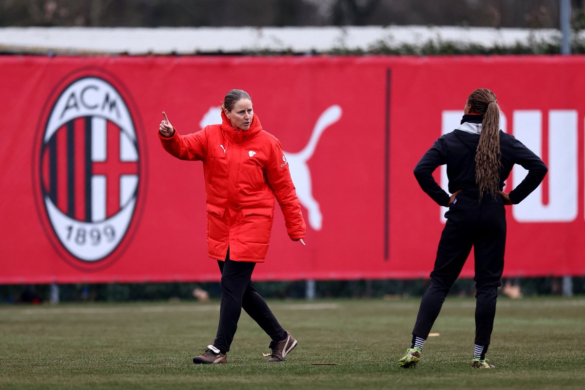 Suzie_B_3's tweet image. Just another day on the training pitch of @acmilan 🔴⚫️ 
Where details make the difference.
Where intensity is the norm.
Where the bar keeps getting higher every day 📈⚽️🔥

#workday #coachlife #footballtraining #playerdevelopment #detailmatters