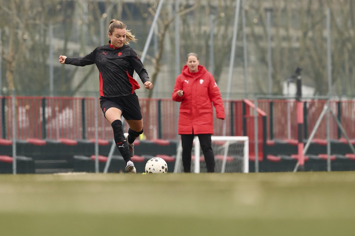 Suzie_B_3's tweet image. Just another day on the training pitch of @acmilan 🔴⚫️ 
Where details make the difference.
Where intensity is the norm.
Where the bar keeps getting higher every day 📈⚽️🔥

#workday #coachlife #footballtraining #playerdevelopment #detailmatters
