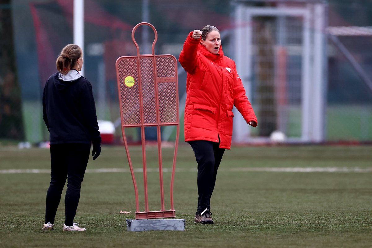 Suzie_B_3's tweet image. Just another day on the training pitch of @acmilan 🔴⚫️ 
Where details make the difference.
Where intensity is the norm.
Where the bar keeps getting higher every day 📈⚽️🔥

#workday #coachlife #footballtraining #playerdevelopment #detailmatters