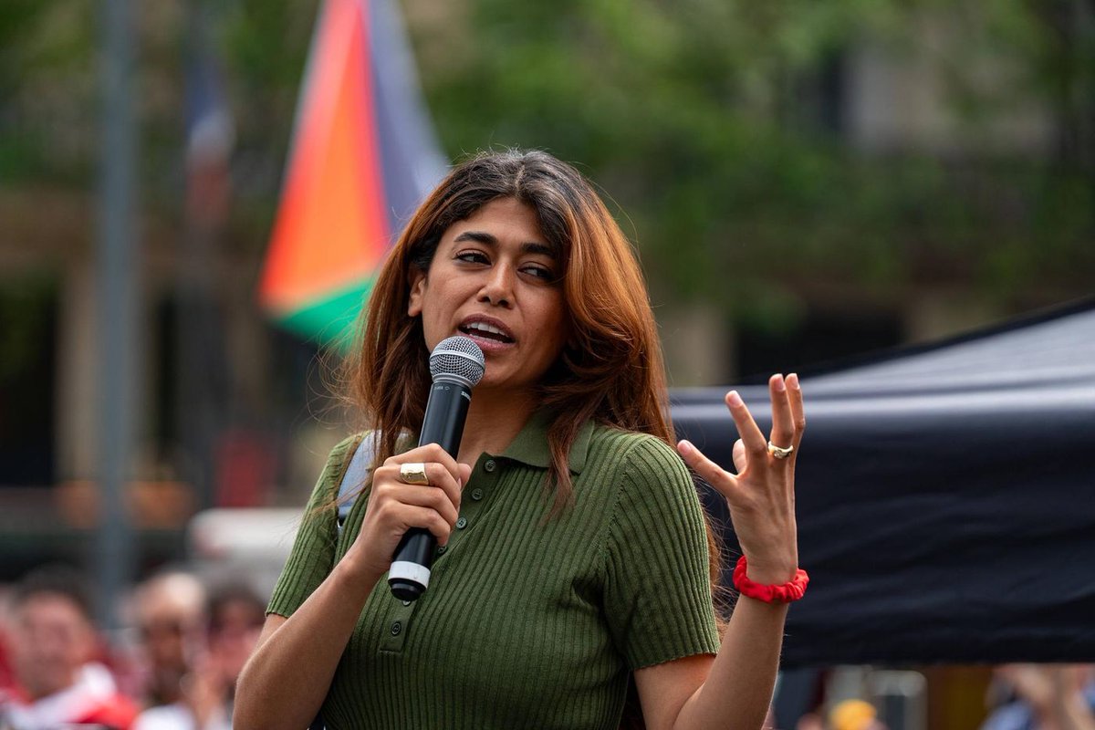 🚨 Parce que personne n'en parle...
Aujourd’hui 26/02/2026, Rima Hassan (eurodéputée LFI) comparaît pour apologie du terrorisme après avoir qualifié l’action du Hamas de « légitime » au regard du droit international.
Elle risque jusqu’à 5 ans de prison, 75 000 € d’amende et