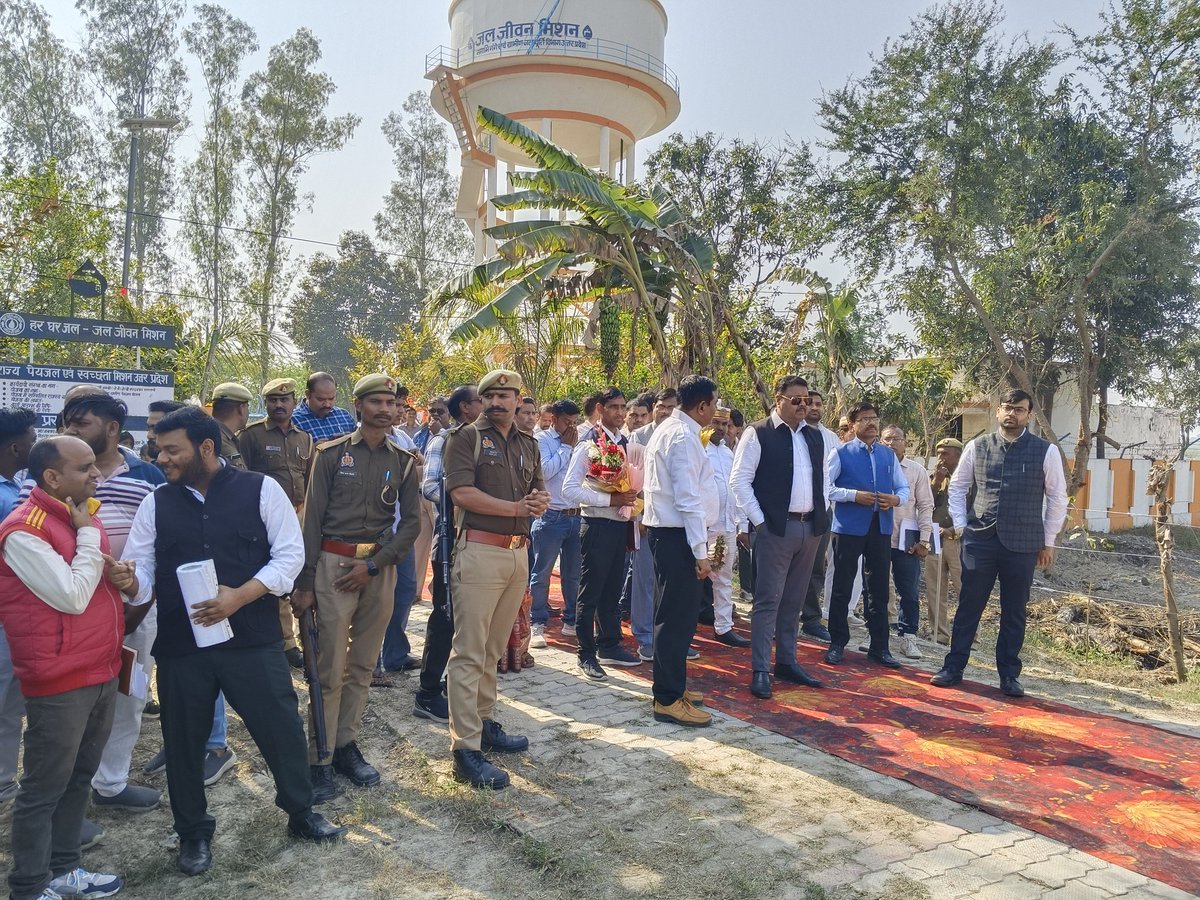 *अमेठी प्रभारी मंत्री सतीश शर्मा ने जल जीवन मिशन कार्यों और जनसमस्याओं का लिया जायजा*

*सिंहपुर,अमेठी* जनपद के विकासखंड सिंहपुर स्थित पेडरा गांव में प्रभारी मंत्री सतीश शर्मा ने जल जीवन मिशन के तहत बनी पानी की टंकी का निरीक्षण किया और संबंधित अधिकारियों को आवश्यक निर्देश दिए।