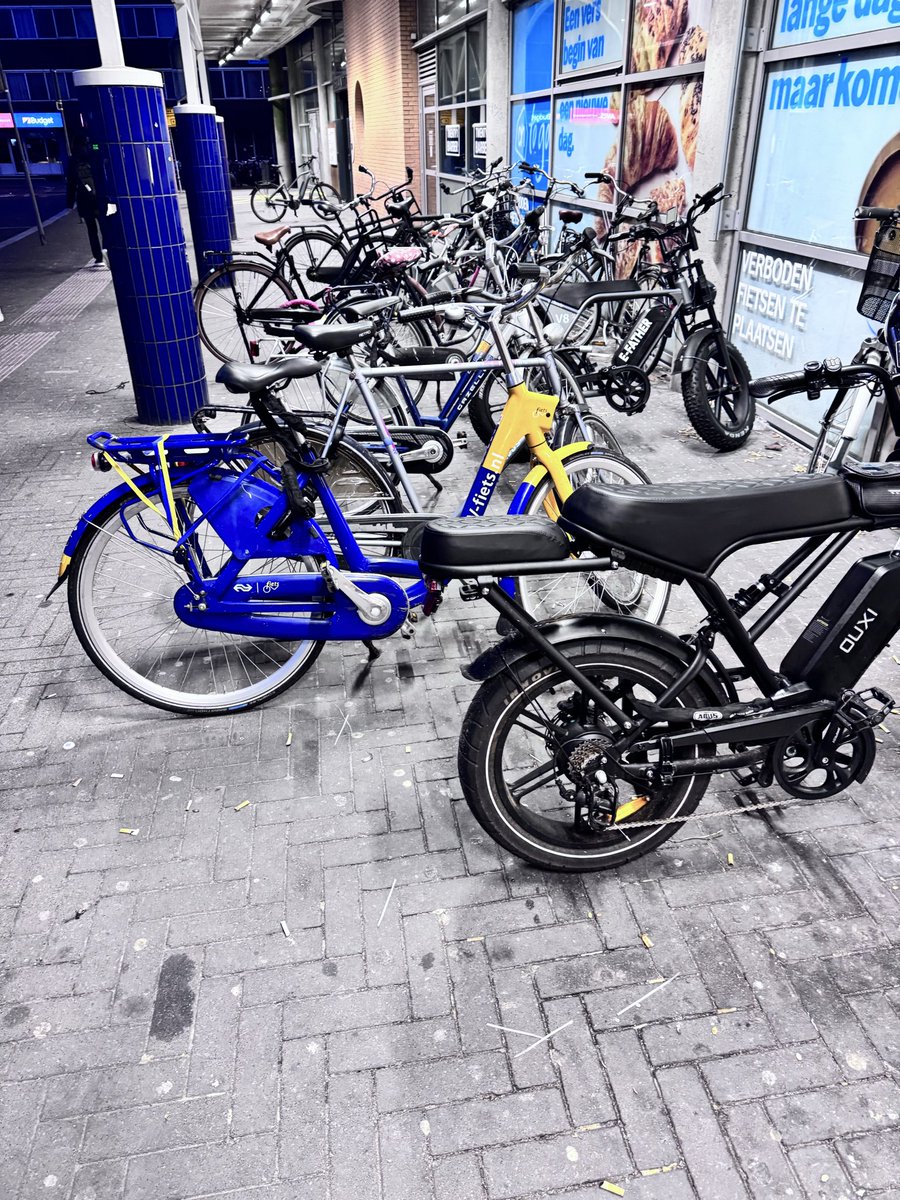 hilversum74's tweet photo. @Democraten_Hsum met Edwin Göbbels en @groenlinks met Bart Heller van de @GemeenteHsum waarom doen jullie niets met het parkeerbeleid van de fietsen ! Dagelijks geen doorgang bij het station. Stickers van maand oud. Is dit de Mediastad ?? https://t.co/zcdDJ8lCjR