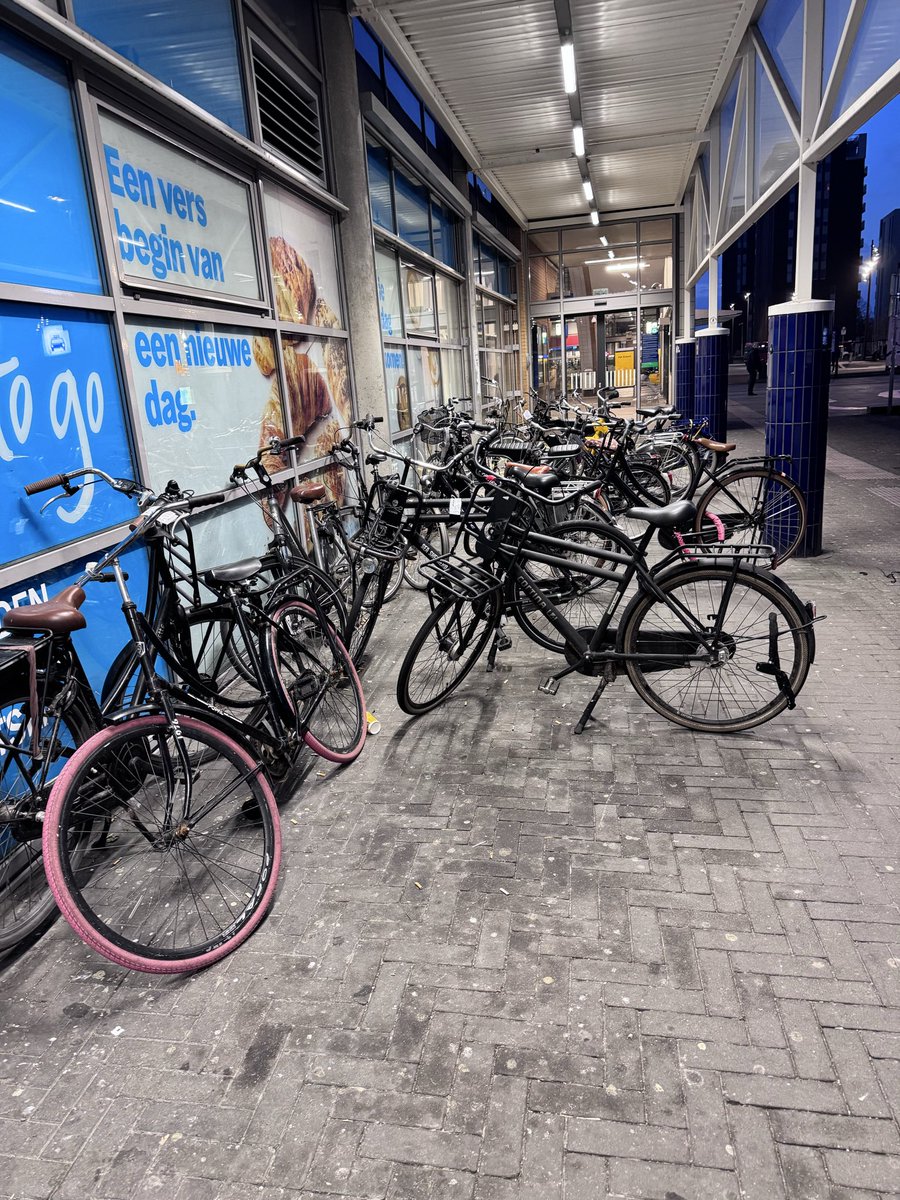 hilversum74's tweet photo. @Democraten_Hsum met Edwin Göbbels en @groenlinks met Bart Heller van de @GemeenteHsum waarom doen jullie niets met het parkeerbeleid van de fietsen ! Dagelijks geen doorgang bij het station. Stickers van maand oud. Is dit de Mediastad ?? https://t.co/zcdDJ8lCjR