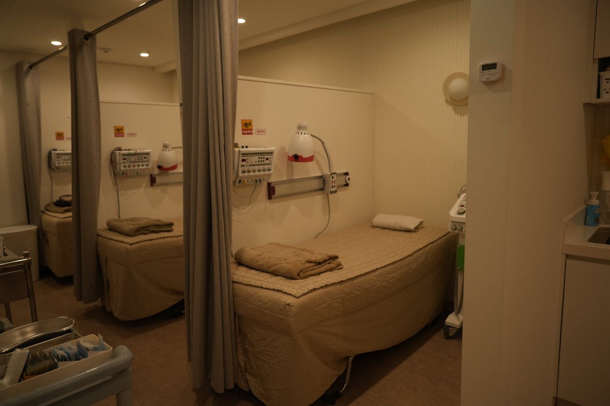 onecore_service's tweet photo. Did you hear of a Hotel-like hospital in South Korea? well, Yes! it is real! Goodbye to stress!
It's time to a full recovery! Quiet and Private space.  This Hospital also provide one of the best Korean needle treatment, massages and pain relief exercises! #korea #koreanmedicine https://t.co/VOOEEx1LwI