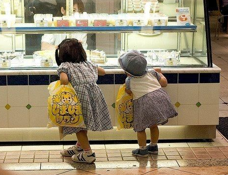 touchup1954's tweet photo. 妻とスーパーへ買い物に行った
菓子コーナーで
孫と同い年くらいの女の子がいた

お菓子を手に取っては、戻し
また別のものを手に取り
じっと見つめて、また戻す

そのやり取りを
妻と二人でしばらく見ていた
「なんて可愛い…」
思わず互いに顔を見合わせる

自分の好きな
お菓子を選んでいるのか
それとも
値段を気にしているのか

そばに行って
手に取ったものを
全部買ってあげたい
そんな衝動に駆られた

ジジとババは
これだからいけない
