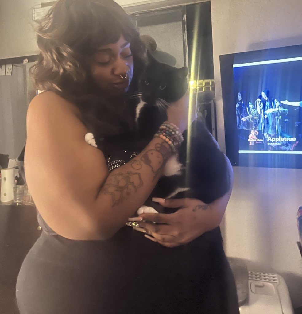 tootybatootie's tweet photo. URGENT MUTUAL AID 

Please share to help secure safety and stable housing for me and my kitty! Like Repost and comment your fave food to boost also attached is the link for my GoFundMe 

https://t.co/iQEFHN2qSM

Thank you so much for all of your support so far🫶🏾🫶🏾🫶🏾 https://t.co/jWc4HSqHQd