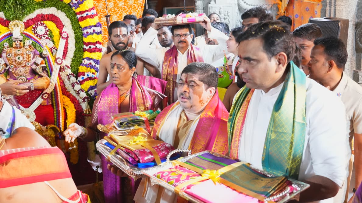 kiran_chamala's tweet photo. యాదగిరిగుట్ట లక్ష్మి నరసింహ స్వామి వారి బ్రహ్మోత్సవాల సందర్భంగా స్వామివారి తిరుకల్యాణోత్సవ కార్యక్రమంలో  రాష్ట్ర మంత్రులు @iamkondasurekha గారు, @Ponnam_INC గారు, ప్రభుత్వ విప్ @IlaiahBeerla గార్లతో కలసి పాల్గొని స్వామివారికి పట్టు వస్త్రాలు, ముత్యాల తలంబ్రాలు సమర్పించటం జరిగింది. 

తిరుమల తిరుపతి దేవస్థానం నుంచి వచ్చిన పట్టువస్త్రాలు వేడుకకు ప్రత్యేక శోభను చేకూర్చాయి.

#chamalakirankumarreddy
#BhongirParliament 
#TelanganaCongress
#IndianNationalCongress