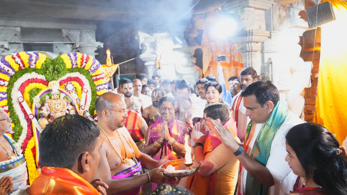 kiran_chamala's tweet photo. యాదగిరిగుట్ట లక్ష్మి నరసింహ స్వామి వారి బ్రహ్మోత్సవాల సందర్భంగా స్వామివారి తిరుకల్యాణోత్సవ కార్యక్రమంలో  రాష్ట్ర మంత్రులు @iamkondasurekha గారు, @Ponnam_INC గారు, ప్రభుత్వ విప్ @IlaiahBeerla గార్లతో కలసి పాల్గొని స్వామివారికి పట్టు వస్త్రాలు, ముత్యాల తలంబ్రాలు సమర్పించటం జరిగింది. 

తిరుమల తిరుపతి దేవస్థానం నుంచి వచ్చిన పట్టువస్త్రాలు వేడుకకు ప్రత్యేక శోభను చేకూర్చాయి.

#chamalakirankumarreddy
#BhongirParliament 
#TelanganaCongress
#IndianNationalCongress