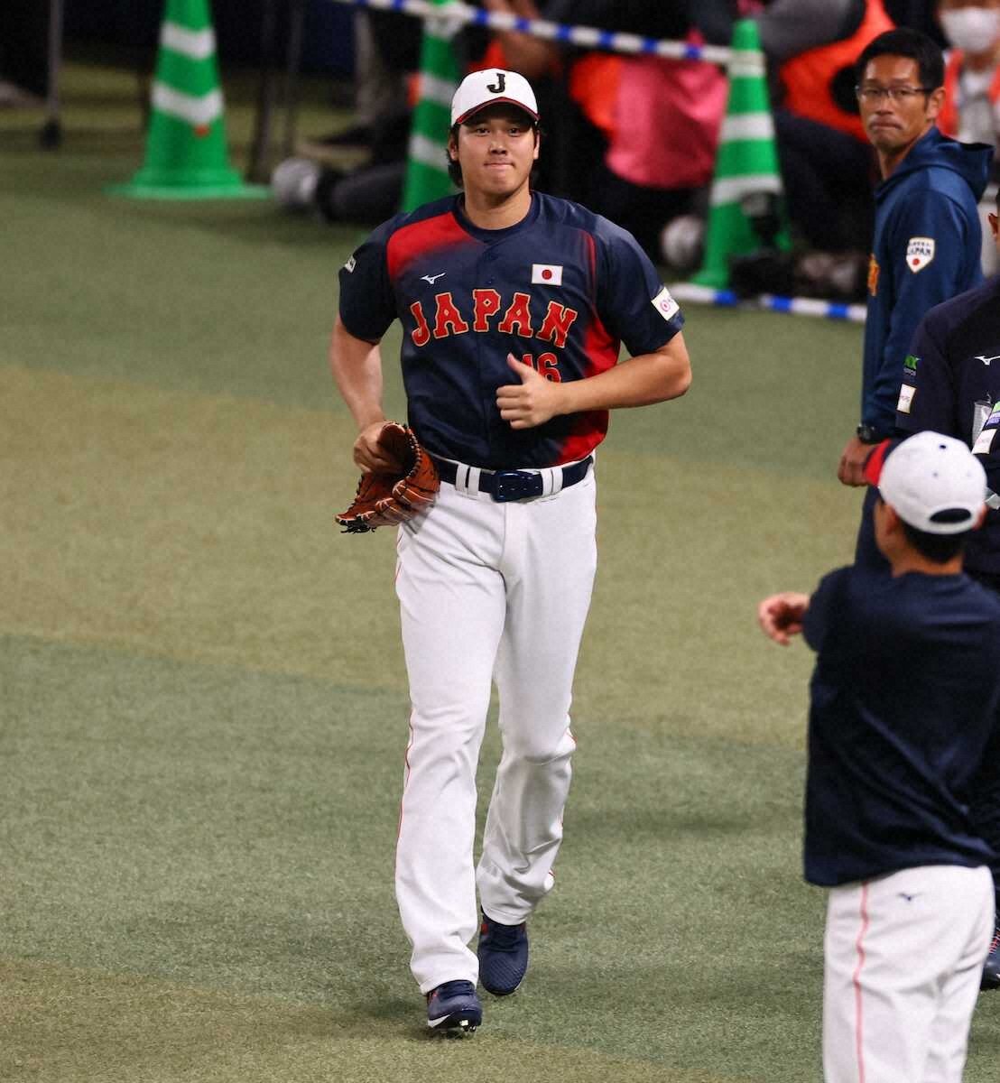 【侍ジャパン】大谷翔平がチームに合流、近藤と談笑しながらウォーミングアップ
news.livedoor.com/article/detail…

大谷はチャーター機で名古屋入り。きょうは試合がなく練習のみだが、バスの到着口には大勢のファンが集まった。