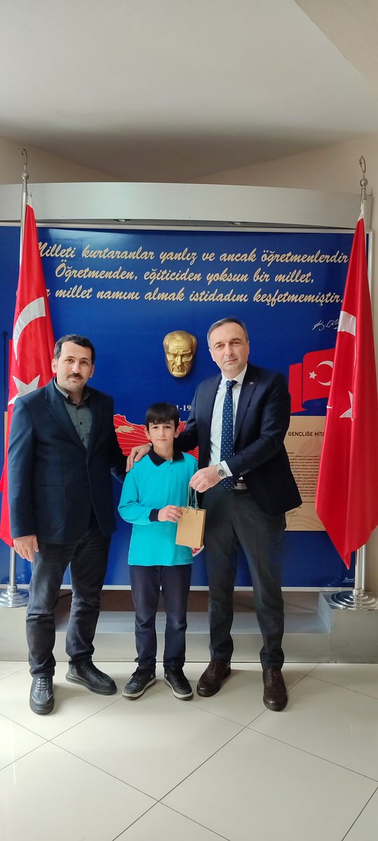 HayratMEM's tweet photo. İlçe Milli Eğitim Müdürümüz Sn. Mustafa DEMİRCİOĞLU, Çanakkale Zaferi ve Şehitleri Anma Günü Hikâye yazma yarışmasında İl🥇Birincisi olan Yasin Şİ��MAN'ı tebrik ederek ödüllendirdi. 

@tcmeb @Yusuf__Tekin @Trabzon_MEM @hasan_uygun91 @mdemircioglu01 @merGk38790467 https://t.co/UEbd3pMMer