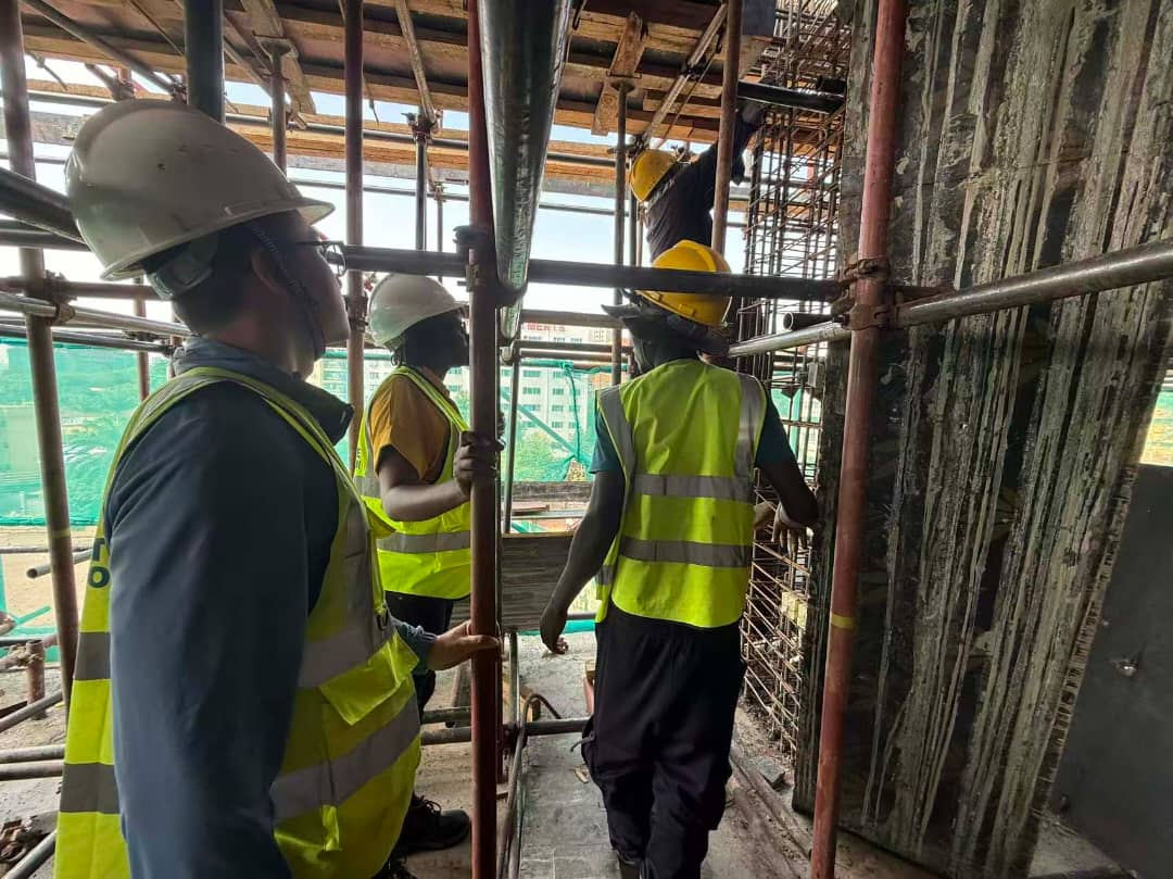 HildaMbiriire's tweet image. Scaffolding transfers construction loads safely to the ground—improper bracing or anchorage can turn temporary works into a major structural hazard.

#StructuralEngineering #TemporaryWorks #ConstructionSafety #Scaffolding #SiteEngineering