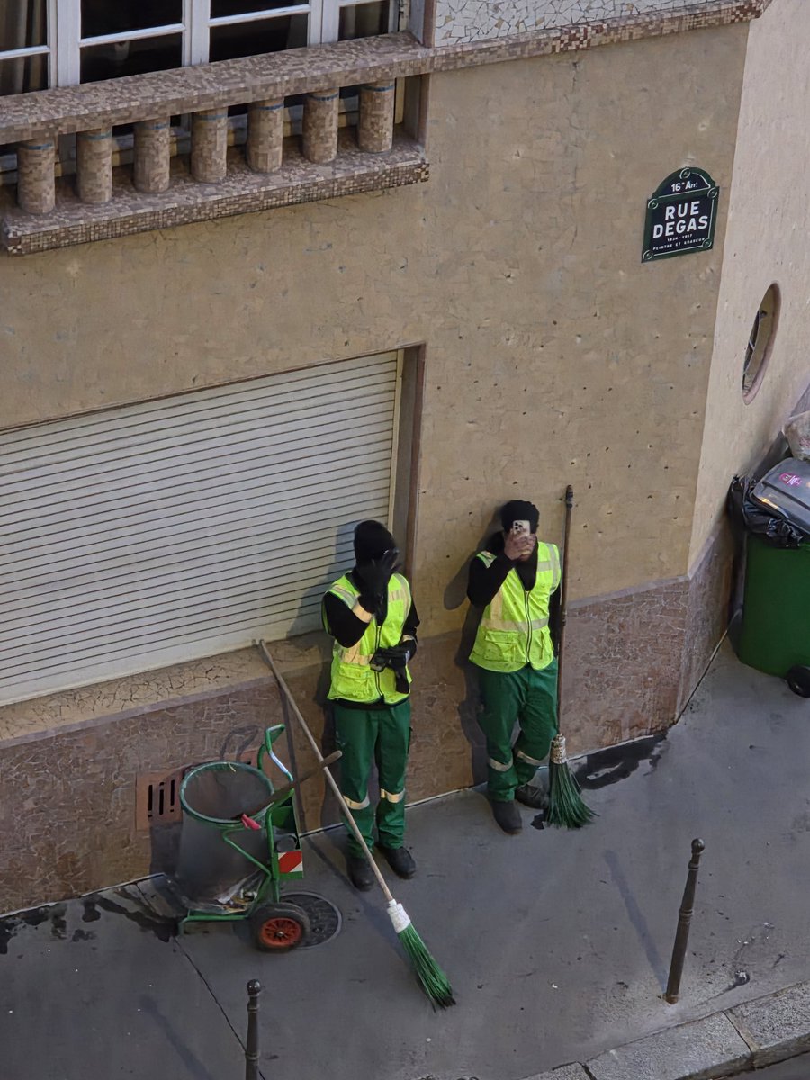 Flora_Amanou's tweet photo. Le service propreté de la ville de Paris d'@Anne_Hidalgo... 
Il est grand temps que tout cela change ! #Municipales2026 mobilisez-vous pour @datirachida https://t.co/KfXhBYNfSI