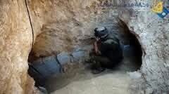 ذهب أحد المسؤولين في المقاومة لتفقد المقاتلين في الأنفاق تحت الأرض، فماذا رأى؟
يقول:
رأيتُ أحد قيادات المجاهدين يصلي في ممر النفق قيام الليل، فصليت معه، فكان يقرأ الفاتحة بصوت خاشع ثم تلا بعض آيات القرآن، ثم دعا وأنا أؤمن على دعائه، وهذا الرجل من أكثر الرجال صرامة وحزماً، لكن