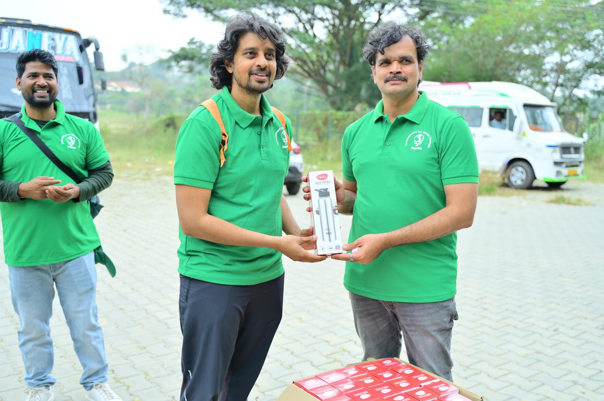 cisco_in's tweet photo. Trek &amp; Plalking Drive @ Shivagange Hills 🌿

Anuj Kumar shares leading 130+ volunteers for one of Jagruthi Trust’s most impactful eco-drives. https://t.co/hjGnqupU6L 

🗑️ 120+ bags | 1.5+ tons waste
🧹 6+ km trail cleaned
⏱️ 700+ hours contributed

#CiscoCSR #WeAreCisco https://t.co/e7a1juGkCF