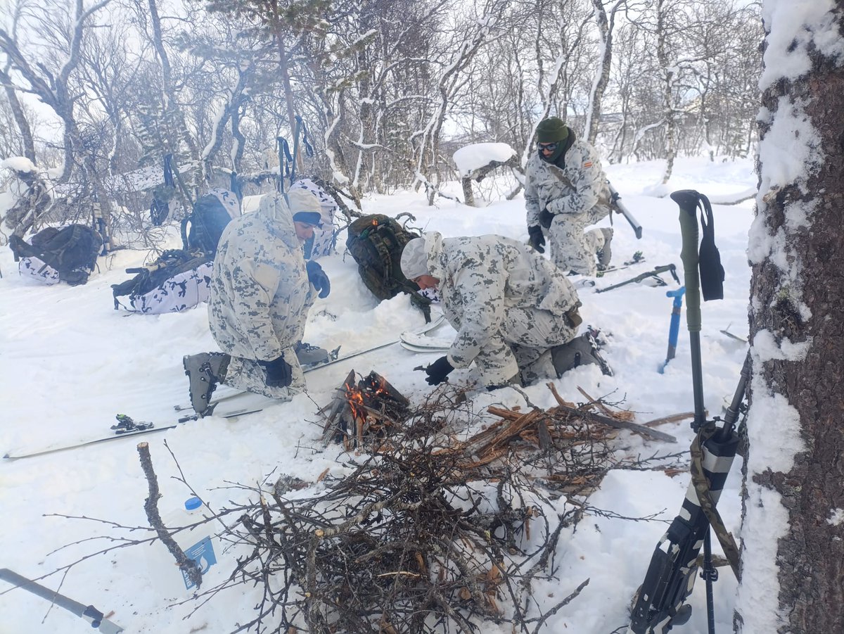MADOC_ET's tweet photo. El curso de montaña continua incrementando capacidades en clima de frio extremo en Noruega. Prácticas de Supervivencia, Resistencia, Evasión y Escape (SERE) o de Cuidado Táctico de Heridos en Combate (TCCC) son imprescindibles en escenarios tan exigentes. #ColdResponse26 https://t.co/XwFZeUq4ol