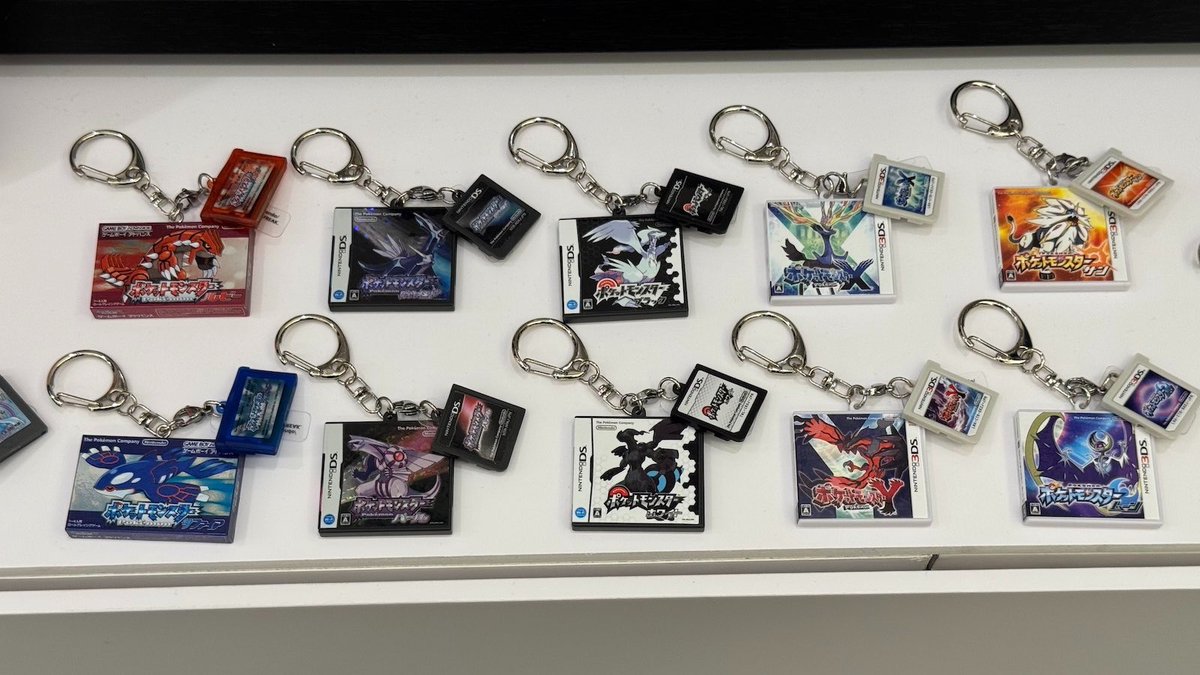 Nintenderos's tweet photo. Pokémon anuncia llaveros de cada generación y mucho más merchandise por su 30º aniversario - https://t.co/iyQq8WCGFz https://t.co/CWiDq8o3kZ