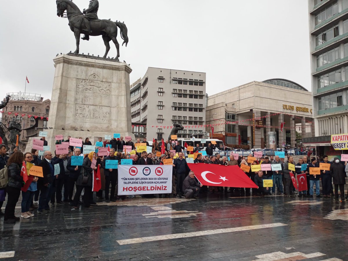 KamuSefleriD_G's tweet photo. Astı ve üstü olan yaklaşık 5.5 milyon çalışana verilip kendisi kapsam dışında bırakılan Yönetici #TümKamuŞefleri 3600 ek gösterge kapsamının neden hâlâ söz verildiği gibi genişletilmediğini ve mağduriyetinin devam ettiğini soruyor. Sayın @RTErdogan @isikhanvedat @_cevdetyilmaz https://t.co/VjVchGgNHG