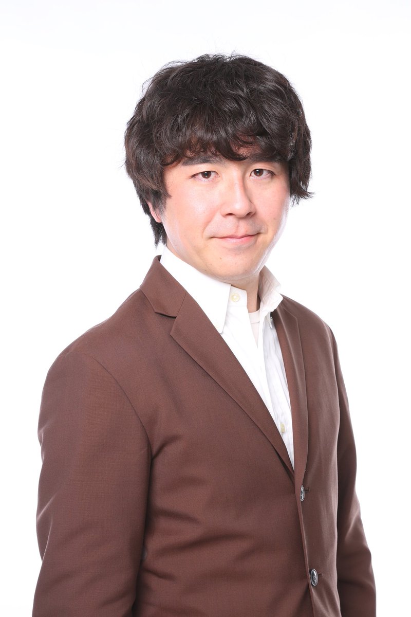 kawabeth238's tweet photo. 少し前に宣材写真を撮り直しました。
1年も経っていませんが、体型が変わったので比べると、まぁ痩せましたなぁ〜。
特に全身写真の方はスーツを新調してシルエットがハッキリと分かるようにしたのでお気に入りです。
ダイエットの成果です😊
あと美容師さんと相談して、髪型も変えました。 https://t.co/zjCpgiaXTN