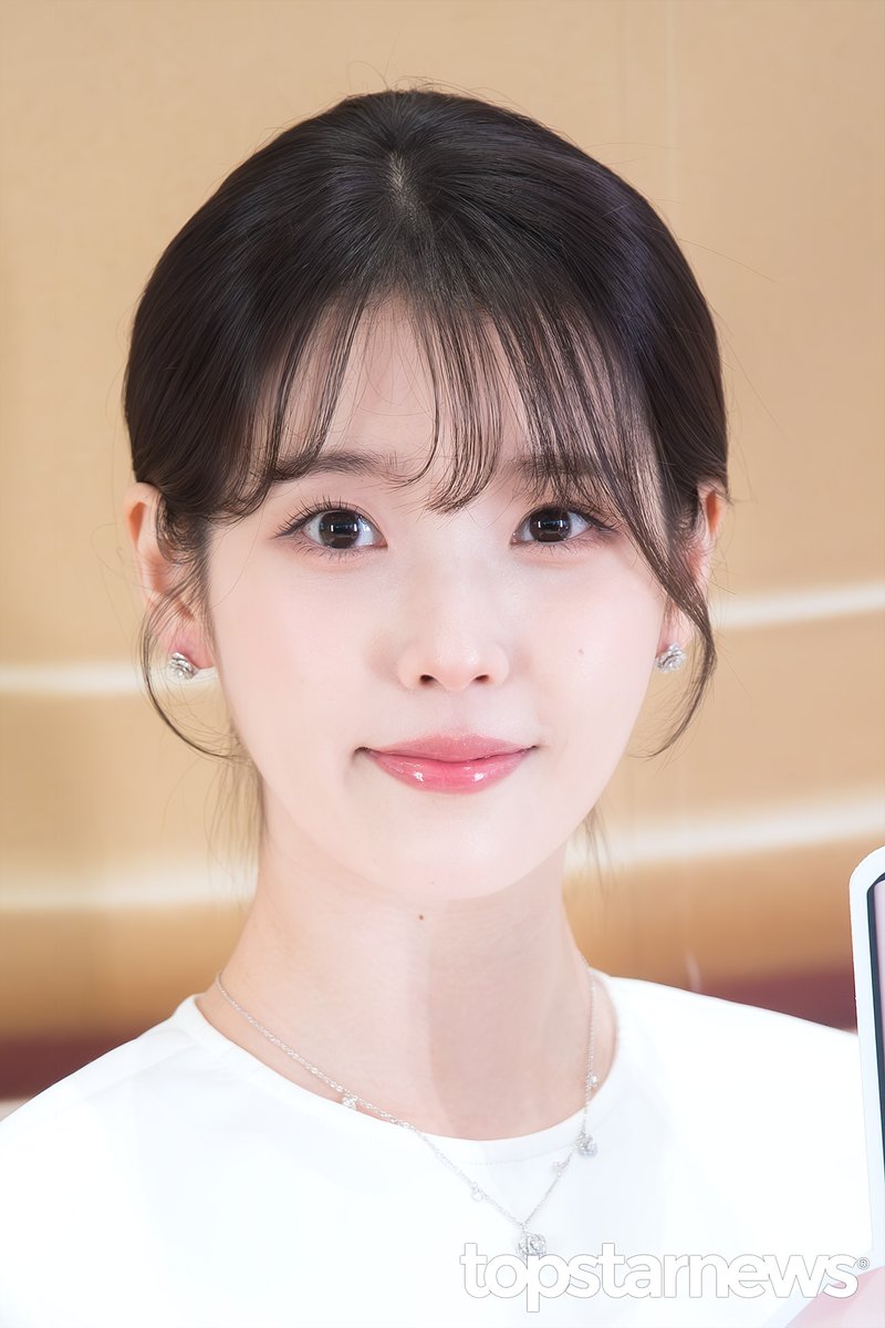 [HD포토] 아이유, ‘예뻐요…’ (에스티 로더 포토월) #아이유 #IU #이지은 #에스티로더 #포토월 #프리뷰 topstarnews.net/news/articleVi… <- Original Photo