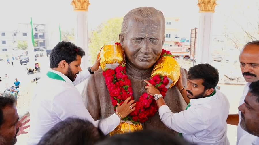 gdharishgowda's tweet photo. ಹುಣಸೂರಿನಲ್ಲಿ ನಿನ್ನೆ  ನಡೆದ “ ಜನರೊಂದಿಗೆ ಜನತಾದಳ “ ಸಮಾವೇಶದ ಸಂದರ್ಭದಲ್ಲಿ 
 ಜೆಡಿಎಸ್ ಯುವ ಘಟಕದ ರಾಜ್ಯಾಧ್ಯಕ್ಷರಾದ ಶ್ರೀ ನಿಖಿಲ್ ಕುಮಾರಸ್ವಾಮಿಯರೊಂದಿಗೆ 
ದಿವಂಗತ ಡಿ ದೇವರಾಜ ಅರಸುರವರ ಪುತ್ಥಳಿಗೆ ಪುಷ್ಪಮಾಲೆಯನ್ನು ಅರ್ಪಿಸಿ ಗೌರವವನ್ನು ಸಲ್ಲಿಸಿದ ಕ್ಷಣಗಳು.

#gdharishgowda #nikhilkumaraswamy #jds #devrajurs #hunsur https://t.co/slVncYc1Zh