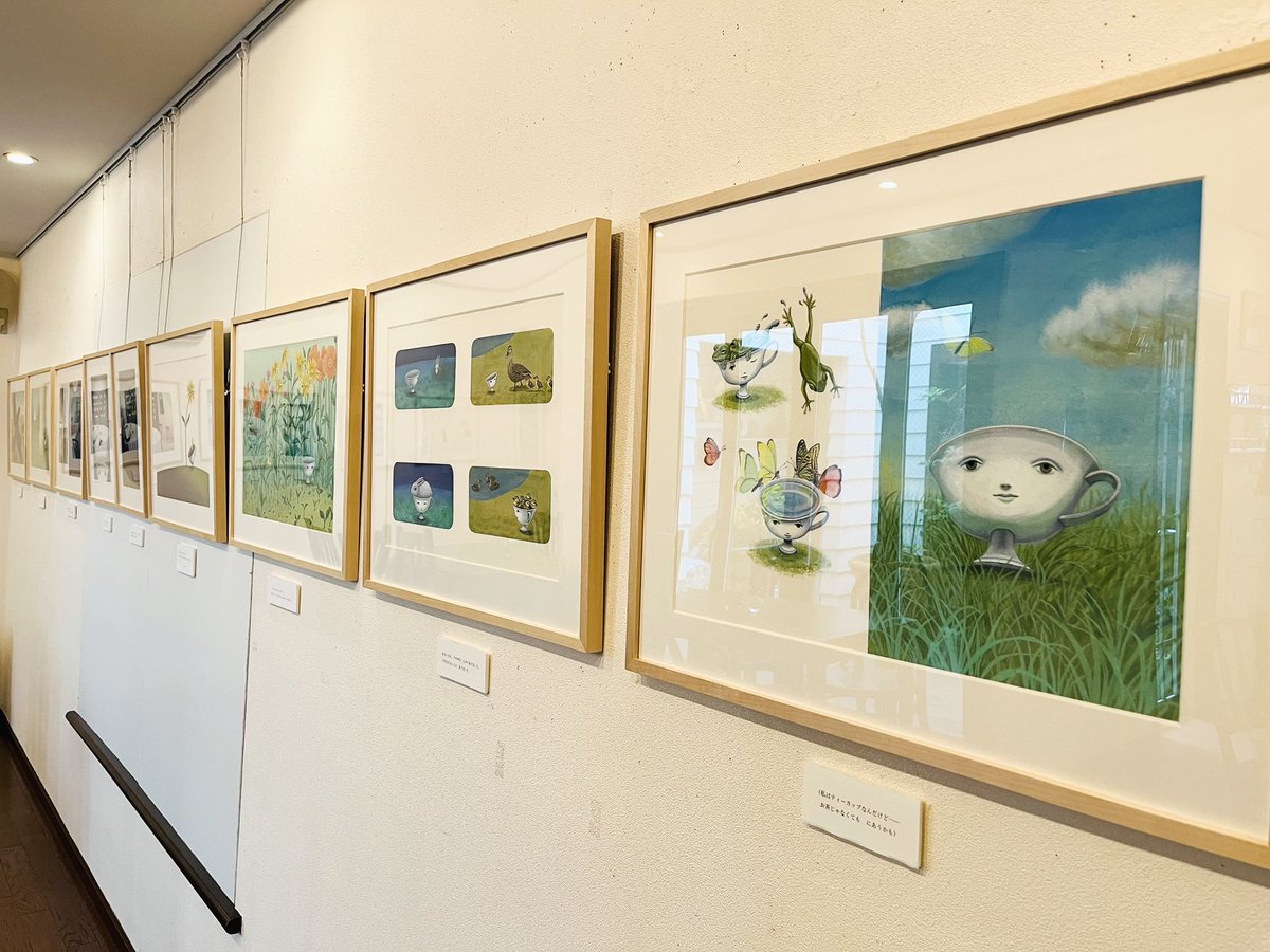 teal_greenSV's tweet photo. 2/26(木)〜3/15(日)、ただあやのさんの『満ちている』（小さい書房）絵本原画展を開催します。
変わることは、新しい扉をひらくこと
ティーカップの喜びは、おばあさんとのお茶の時間を一緒に過ごすことでした。
ところがある日・・・
ただあやのさんの静かで美しい原画をお楽しみください。 https://t.co/hmEWdWNB68