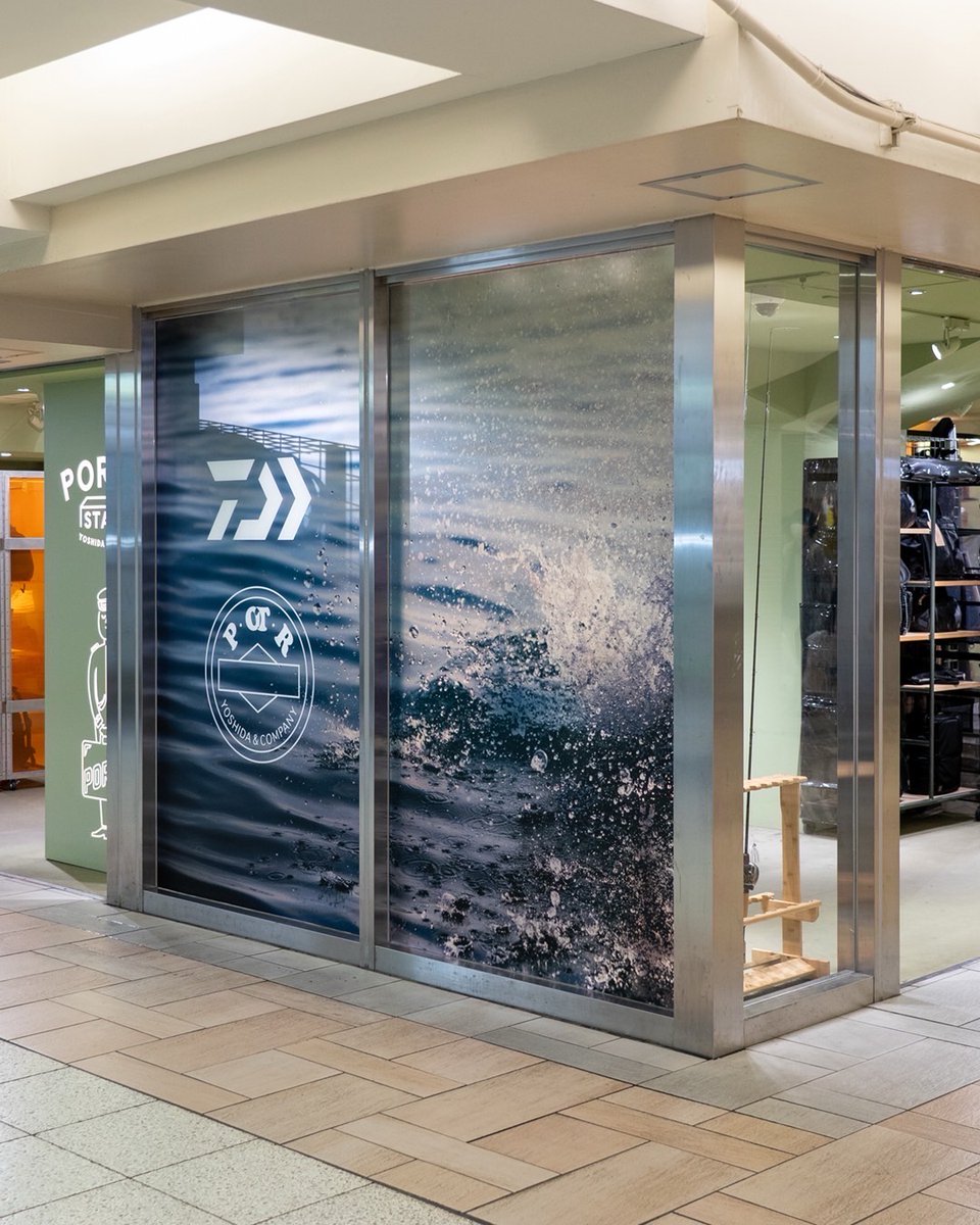 GLOBERIDE_Inc's tweet photo. 「DAIWA × POTR」コラボレーションアイテムを発売。

日常使いはもちろん、アウトドアフィールドにも対応する3モデルを展開。
デイパック／トートバッグ／ショルダーバッグ
（DESERT BEIGE／INK BLACK の2色）

メイン素材には耐摩擦・引裂強度に優れた66ナイロンを採用。

急な雨にも対応する撥水加工を施し、ポケットワークやループ状ナイロンテープなど、実用性にも配慮しました。

日々をより快適に過ごすデイリーライフを提案。

※写真提供
PORTER STAND 新宿店（1枚目・2枚目）
PORTER STAND 品川店（3枚目・4枚目）

@YOSHIDA_PORTER
@potr_store

#POTR #DAIWA