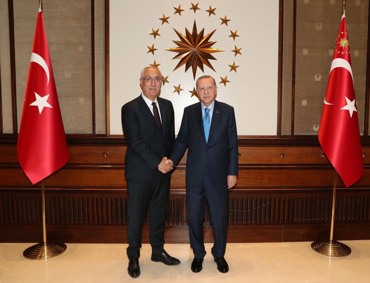 Bir ömre sığan mücadele,
Milletle kurulan güçlü bir bağ,
İnançla örülen uzun bir yol…

Zamanın zorluklarına karşı sabırla duran,
Hedeflerinden vazgeçmeyen bir liderlik hikâyesi…

Milletimizin gönlünde eşsiz bir yere sahip olan Cumhurbaşkanımız Sayın Recep Tayyip ERDOĞAN’ın