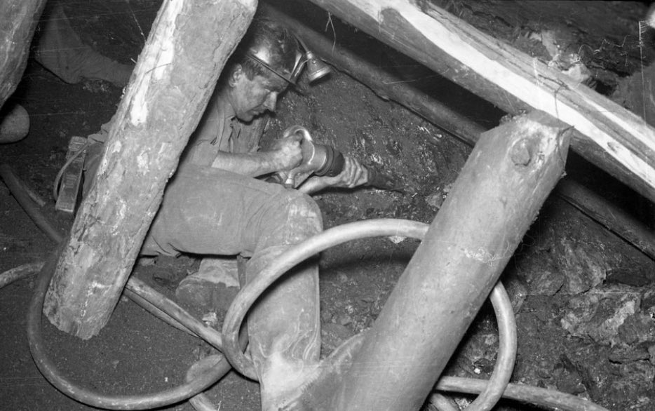 Picador en uno de los pozos de Turón,  1966.
Fotografía de José Muñiz.
Colección del Museo del Pueblo de Asturias.