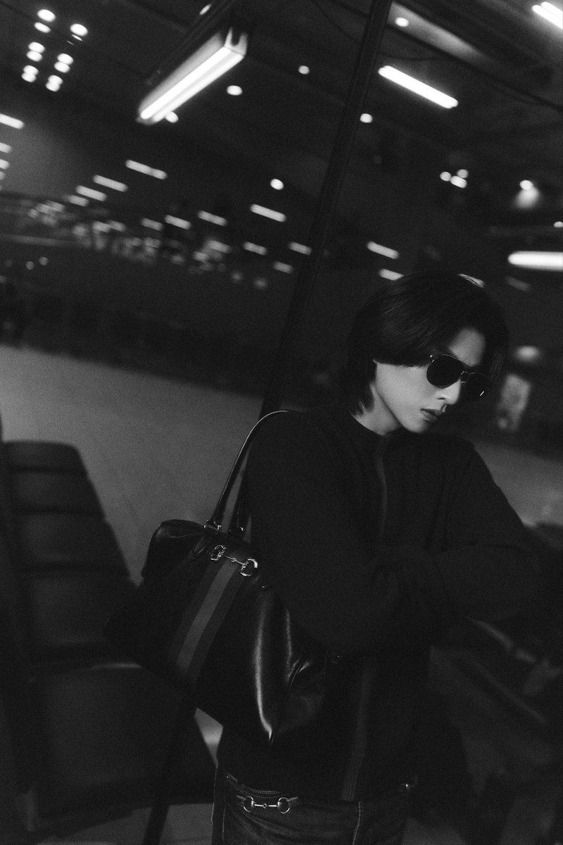 Siam_Paragon's tweet photo. Gucci Brand Ambassador “กลัฟ–คณาวุฒิ ไตรพิพัฒนพงษ์ (@gulfkanawut)” แลนดิ้งสู่มิลาน ประเทศอิตาลี พร้อมสัมผัสแฟชั่นโชว์เต็มรูปแบบของ Gucci PRIMAVERA หรือ คอลเลกชัน Gucci Fall-Winter 2026 ภายใต้วิสัยทัศน์ของ Artistic Director คนปัจจุบัน Demna Gvasalia

ใน Milan Fashion Week เดบิวท์โชว์ที่ทั่วโลกจับตามอง เปิดทริปด้วยลุคแรกที่หล่อสะกดทุกสายตา “กลัฟ–คณาวุฒิ” ปรากฏตัวในเสื้อสเวตเตอร์สีแดงบอร์โดผ้าวูลถักละเอียด ตกแต่งด้วยอินทาร์เซียแถบ Web สีเขียวและสีแดง จับคู่กับกางเกงผ้าฝ้ายเดนิมฟอกสีตกแต่งด้วยสัญลักษณ์ Horsebit จากคอลเลกชัน Spring Summer 2026 

เสริมลุคด้วยไอเท็มชิ้นเด่นกระเป๋ารุ่น Borsetto หนังนิ่มสีดำ โดดเด่นด้วยฮาร์ดแวร์รูปทรงตะขอปากม้าซึ่งเป็นรหัสสำคัญของแบรนด์ นำเสนอในซิลูเอตผ่อนคลายร่วมสมัย ปิดท้ายลุคด้วยรองเท้า Horsebit Loafer หนังสีดำ ดีไซน์โครงสร้างประณีตมอบความนุ่มสบายและยืดหยุ่นเป็นพิเศษ ให้ทุกการเดินทางคล่องตัว พร้อมแว่นกันแดดรูปทรง Aviator ให้ความสมบูรณ์แบบในทุกมุมมอง

Stay tuned ติดตามการเดินทางและไฮไลต์สุดเอ็กซ์คลูซีฟตลอดทริปจากมิลานของ “กลัฟ” และแฟชั่นโชว์ครั้งสำคัญของ Gucci PRIMAVERA และ ร่วมเป็นส่วนหนึ่งของโมเมนต์สำคัญของ Gucci Brand Ambassador ตัวแทนหนึ่งเดียวจากประเทศไทย ในวันศุกร์ที่ 27 กุมภาพันธ์ นี้ เวลา 20.00 น. ตามเวลาประเทศไทย ได้ทาง LINE Official Account ของ Gucci Thailand และ social media ต่างๆ ของ Gucci 

แฟนๆ ชาวไทยอัปเดตไอเทมใหม่ได้ที่ Gucci ชั้น M สยามพารากอน 

GULF GO MILAN FOR GUCCI
#GucciPrimavera #Gucci #GULFxGucciMFW26 #GulfKanawut #SiamParagon