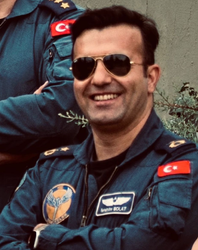 bosunatiklama's tweet photo. Şehidimiz İbrahim Bolat'ın, uçağın otoyola düşmemesi için son ana kadar kontrol etmeye çalıştığı öğrenildi. (Sabah)

• Düşüşten saniyeler önce fırlatma koltuğunu kullandığı fakat paraşütün zemine yakın açılması nedeniyle havayla dolmadığı anlaşıldı.
• F-16'nın otoyola 10 metre mesafeye düştüğü belirlendi.