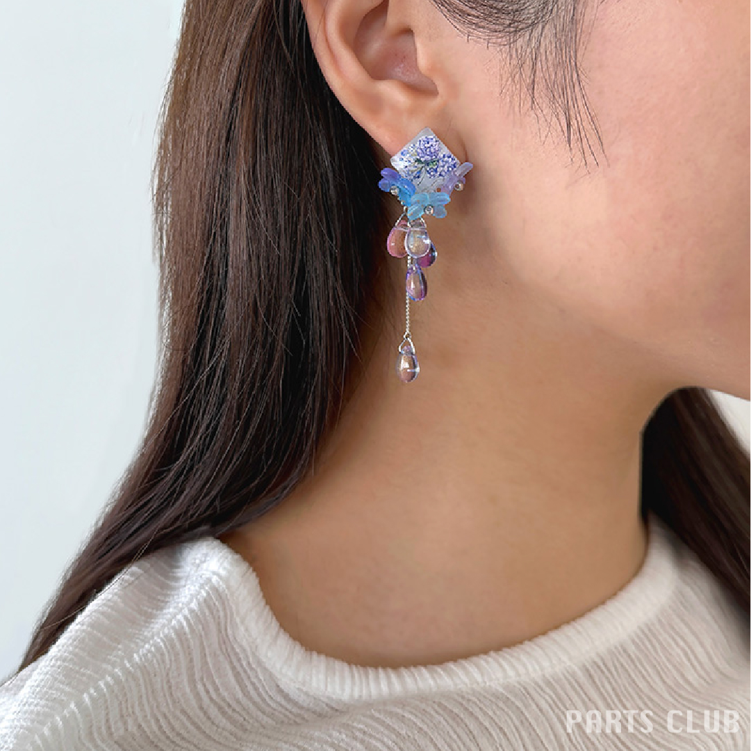 紫陽花のシールやアクリルフラワーを重ねて、 みずみずしく咲く