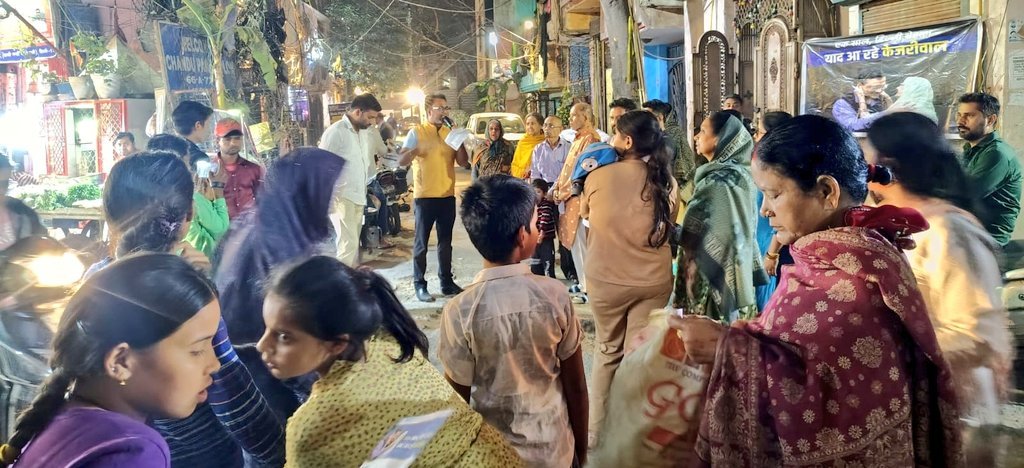 AAPDelhi's tweet photo. एक साल दिल्ली बेहाल, याद आ रहे केजरीवाल‼️

📍चंदू पार्क, सब्ज़ी मंडी वाली गली, निकट साईं मंदिर, कृष्णानगर विधानसभा  

रेखा गुप्ता सरकार एक साल हो पूरे होने का ढिंढोरा तो खूब पीट रही है लेकिन इस दौरान उनके सारे दावे जुमले साबित हुए। 

बुनियाद सुविधाओं के लिए तरस रही दिल्ली की जनता इनके शासन में इतनी बेहाल हो गई कि अब केजरीवाल सरकार को याद कर रही है।

निकम्मी भाजपा सरकार की पोल खोलते हुए AAP नेता @CAVikasBaggaAap जी ने किया जनसंवाद👇