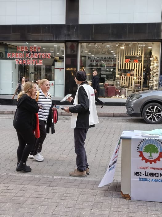 2021Sen35888's tweet photo. Emekliler ülkemizin bugün ulaşmış olduğu toplam zenginliğe yaptıkları katkıların hakça paylaşılmadığını görüyor ve hem tek tek hem de topluca, örgütlü olarak itiraz ediyor.
Çakmak Caddesi /Adana https://t.co/sbfxhiCz6X