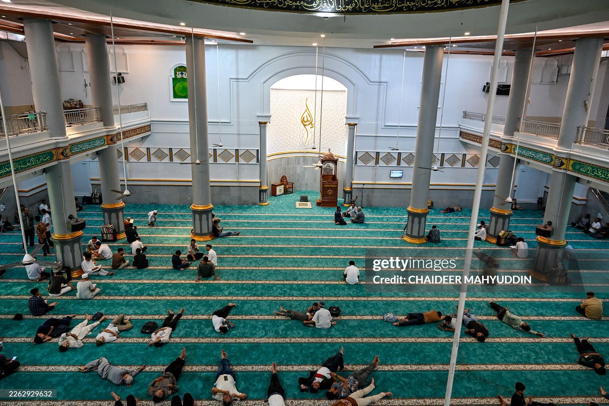 Iqbal_langdon's tweet photo. Sejumlah pria beristirahat sementara beberapa lainnya membaca Al-Qur'an setelah salat zuhur berjamaah di Masjid Oman Al-Makmur selama bulan suci Ramadan di Banda Aceh pada 25 Februari 2026. Foto: CHAIDEER MAHYUDDIN / AFP https://t.co/uEUNno2Ucm