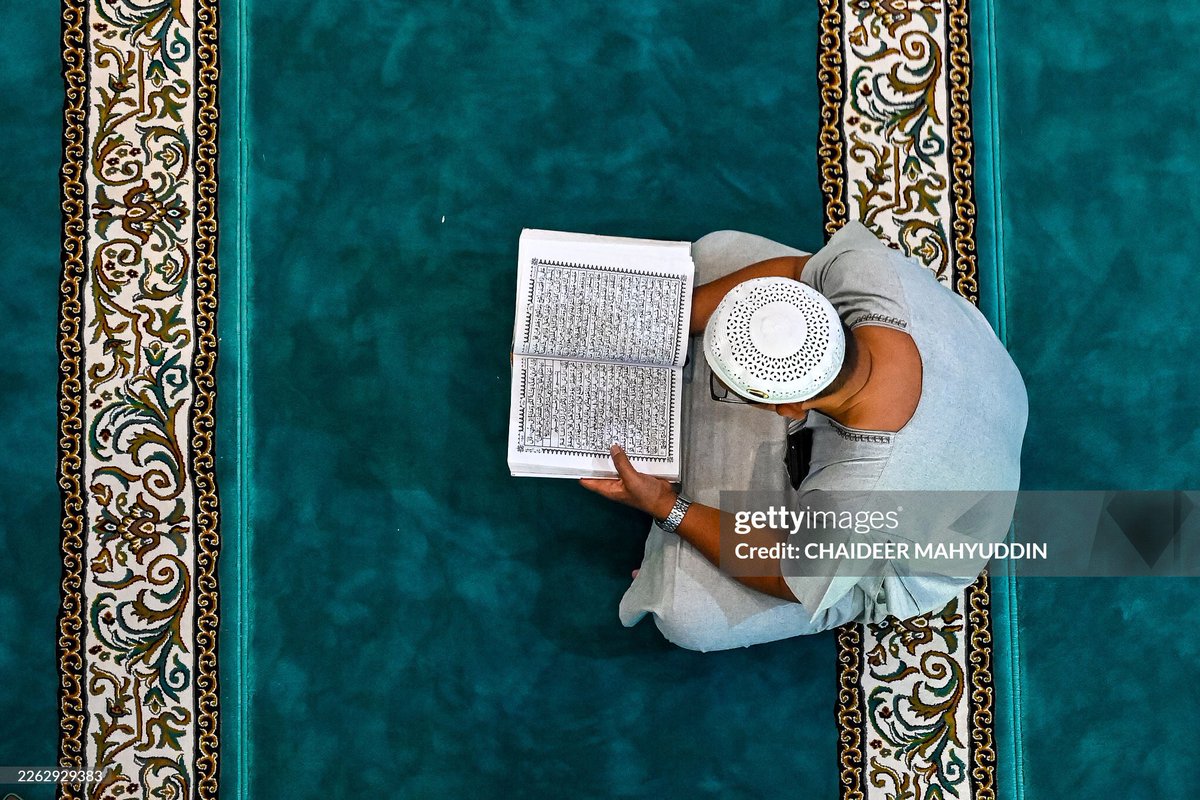 Iqbal_langdon's tweet photo. Sejumlah pria beristirahat sementara beberapa lainnya membaca Al-Qur'an setelah salat zuhur berjamaah di Masjid Oman Al-Makmur selama bulan suci Ramadan di Banda Aceh pada 25 Februari 2026. Foto: CHAIDEER MAHYUDDIN / AFP https://t.co/uEUNno2Ucm