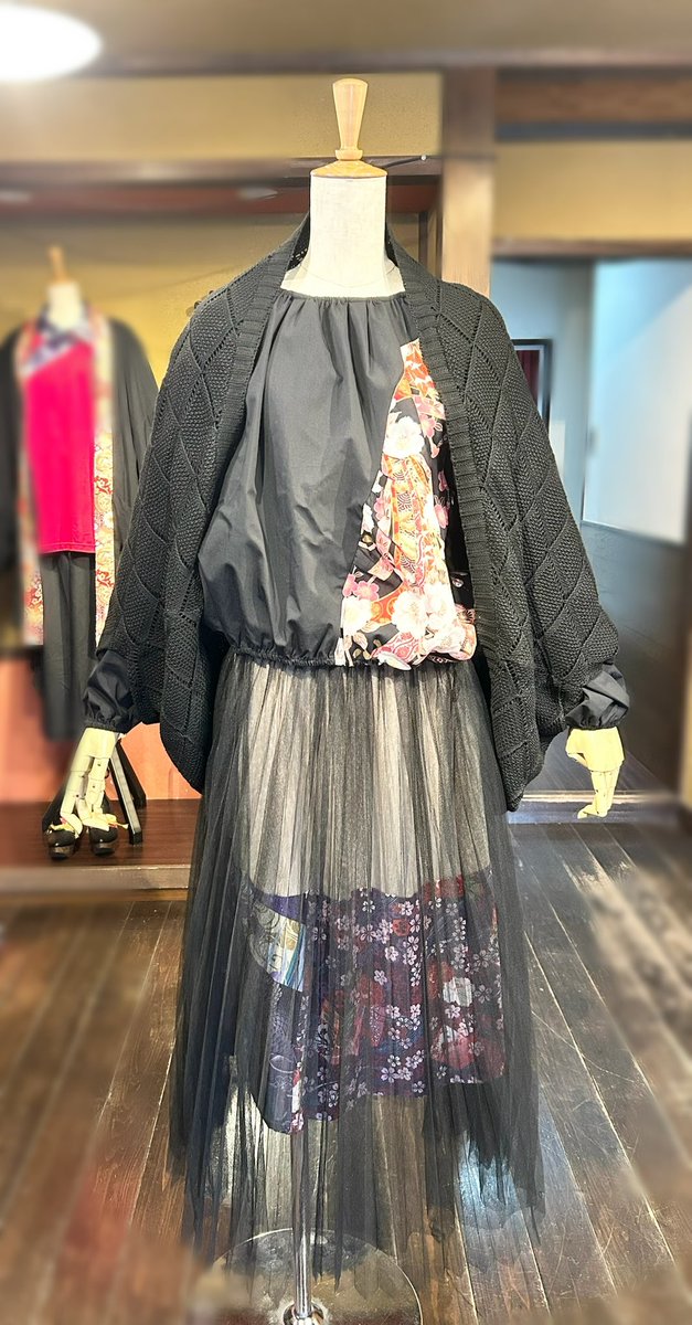 明日から「習いの会」
3日間アトリエがオープンします！

"クロイオハナ"をテーマにした今週の新作や、
大阪限定ショップで先行発売した"グラデーション緑和柄"
などの一点もの
goukもご覧いただけます

11～17時です