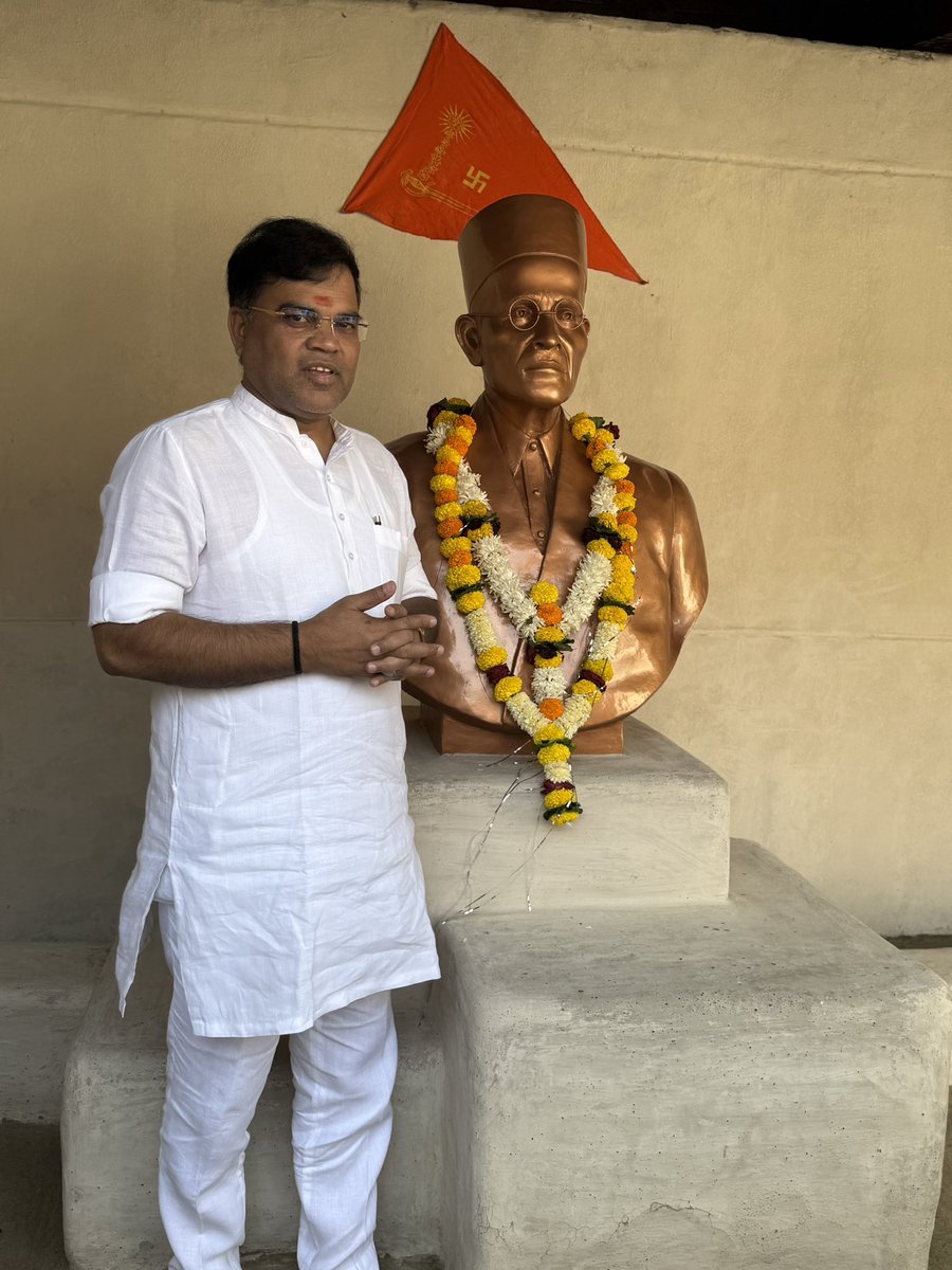 काल स्वयं मुझसे डरा है,
मैं काल से नहीं,
कालेपानी का कालकूट पीकर
काल से कराल स्तंभों को झकझोर कर,
मैं बार-बार लौट आया हूँ
और फिर भी मैं जीवित हूँ,
हारी मृत्यु है, मैं नहीं

- वीर सावरकर
इस स्वातंत्र्यवीर के लिए , आज जन्मदिवस के अवसर पर इतिहास में वर्णित संघर्ष गाथाओ को प्रणाम