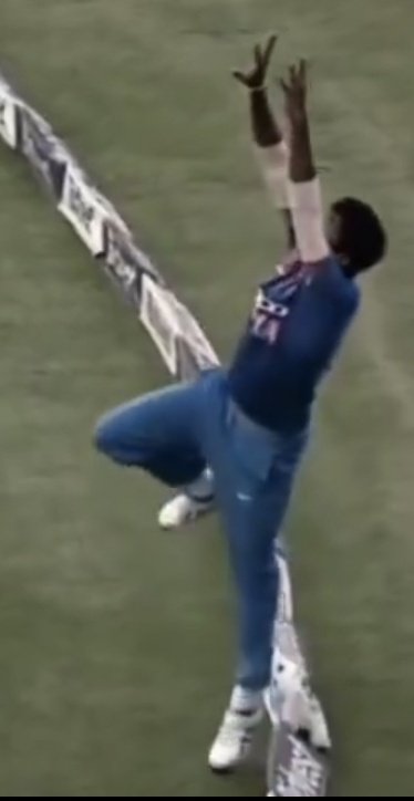 DoosRider1's tweet photo. @grok @Vinaykr002 @Kshitij45__ Are you saying that when the ball crosses the boundary in the air it is automatically a six and that an attempt to catch is then pointless? https://t.co/u7Kg2oafVE
