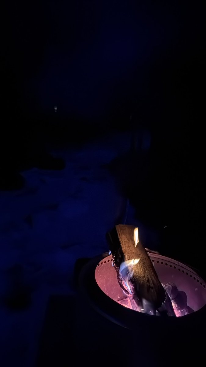 CashGenni's tweet photo. Fires and snow can’t get any better than this https://t.co/kFVpSXw2Sa