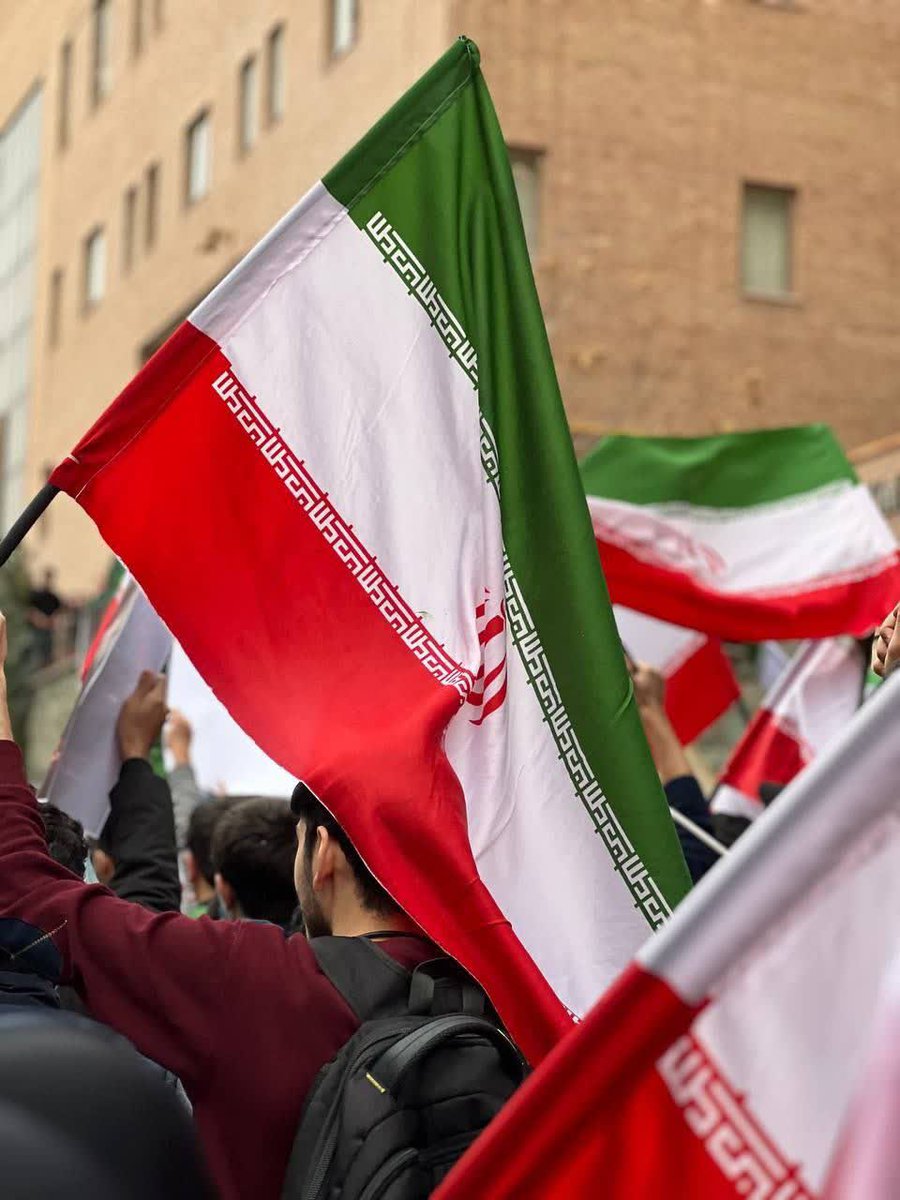 پرچم ایران با خون شهدا برافراشته شده؛ پروژه‌های آشوب نمی‌تواند آن را پایین بکشد.  
#جانم_فدای_پرچم #پرچم_مقدس