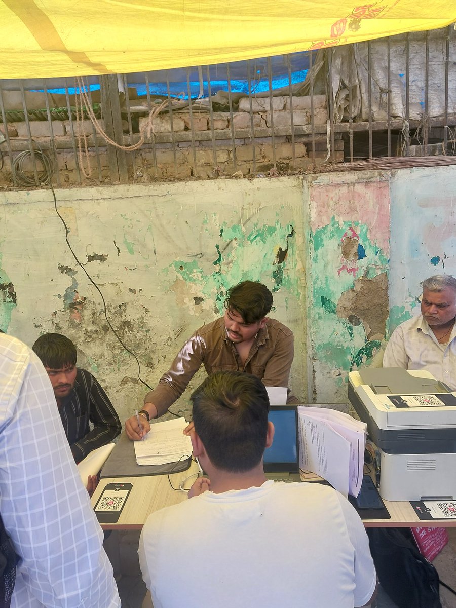 SavdhanPolice's tweet photo. R.K.Puram, दिल्ली की हरिजन बस्ती में अवैध रूप से स्टॉल लगाए हुए कुछ लोग CGHS लाभार्थियों से प्रिंट निकालने, फोटोकॉपी करने व फॉर्म भरने के नाम पर औने-पौने दाम वसूल कर रहे हैं। कृपया इसका संज्ञान लेते हुए इनके विरुद्ध उचित कार्रवाई करें।
@DCPSouthDelhi @CrimeBranchDP https://t.co/7Wj9ER29bA