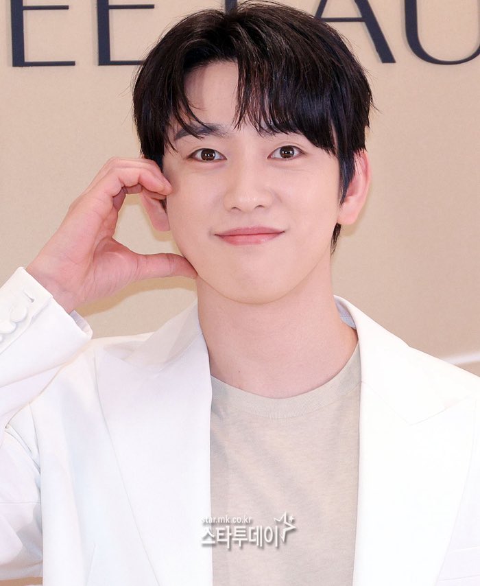 _sunshine501's tweet photo. แอร้ วันนี้จินยองออกงานของ Estee Lauder ✨ https://t.co/me5T43ZkbN