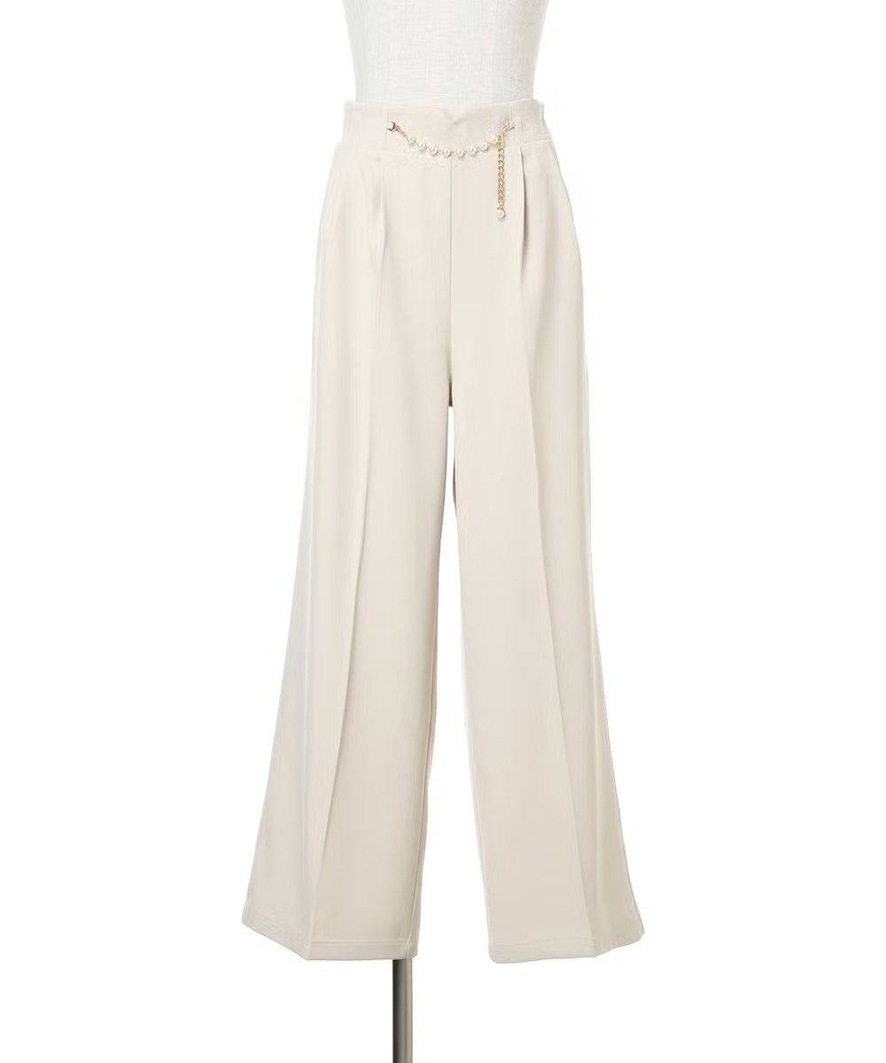 フロントのパールチェーンビットがクラシカルなストレートパンツ