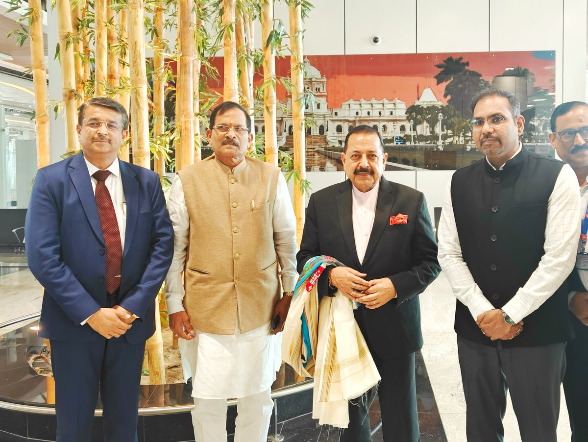 DrJitendraSingh's tweet image. Arrived Agartala, #Tripura. At “Maharaja Bir Bikram Airport”, with senior State and Central Government officials.

Looking forward to an eventful day ahead. 

The resurgent  #Northeast of  today stands as a testament to the transformative vision of PM Shri @narendramodi.