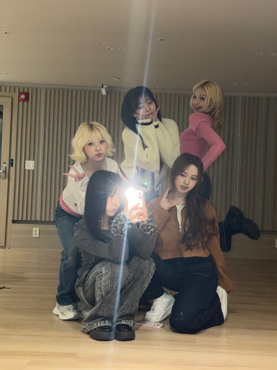for_unis's tweet photo. 260226 weverse update 

[🐶] 💕700일💕
조금 늦었지만,, 유니스의 700일 함께해줘서 고마워 엡떠😚 항상 건강하고! 오래오래 더 많이 함께하쟈~~~사랑해 고마워🫶
1/2

#YUNHA #방윤하 #UNIS #유니스 https://t.co/4EYGHNv8AB